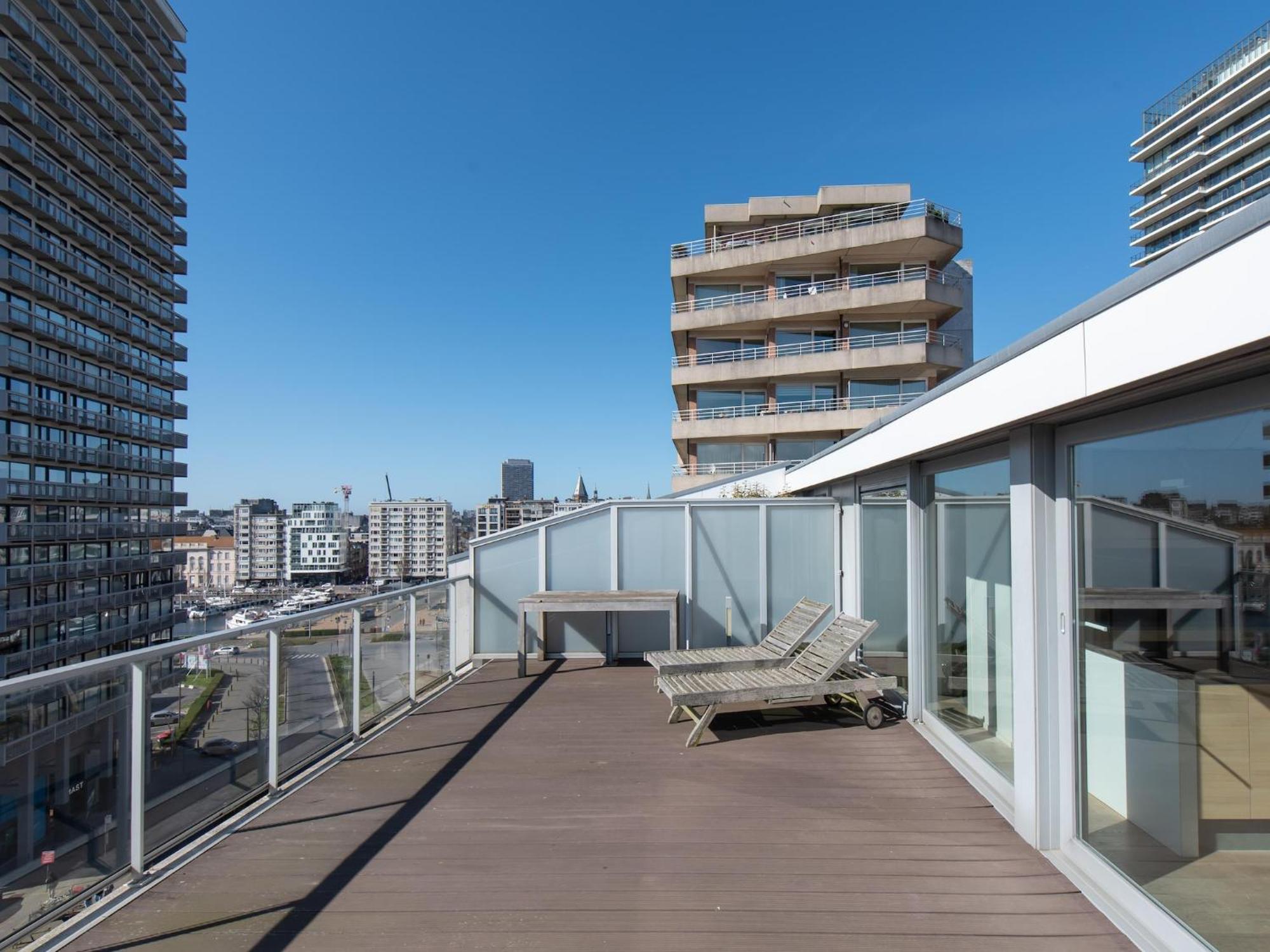 Apartment Centrally Located With Spacious Terrace *