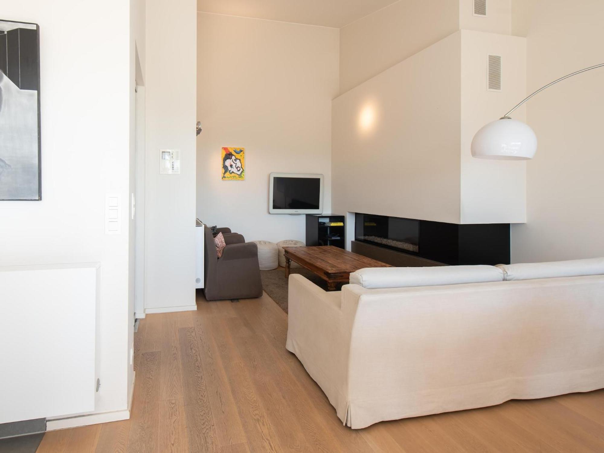 Apartment Centrally Located With Spacious Terrace *